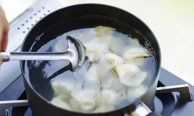 煮冻饺子时，最忌水开下锅，记住这3点，鲜香不破皮和现包的一样