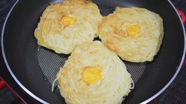 1把挂面，3个鸡蛋，就能做美味的早餐，做法简单，快来试试吧