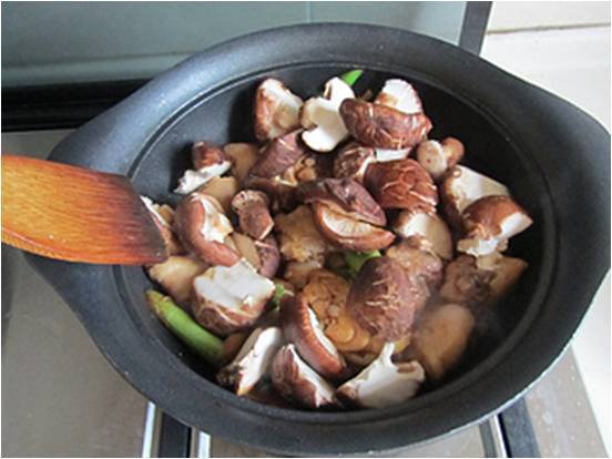 小鸡炖蘑菇的美味做法，让你百吃不厌！