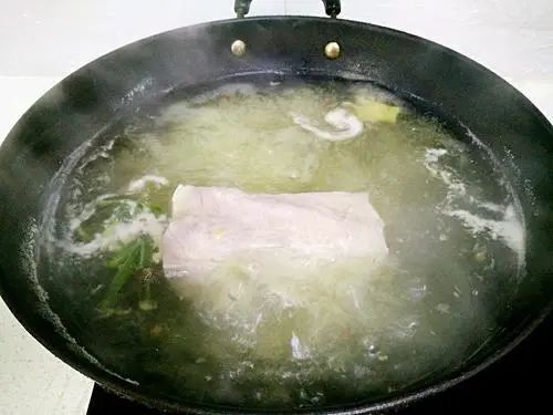 蒜泥白肉：是一道川菜菜系菜品，蒜味浓厚，肥而不腻，家常做法