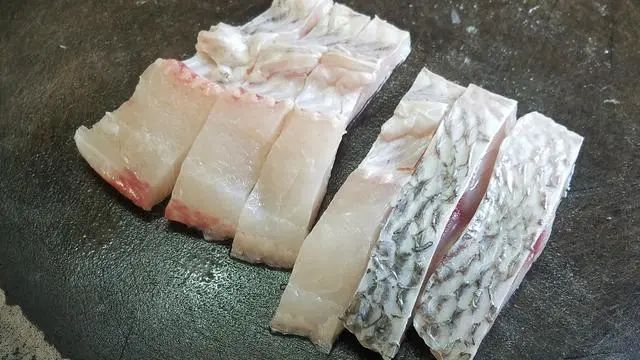 豆腐炖鱼很多人都爱吃，教你一个懒人版做法，好吃下饭香味浓