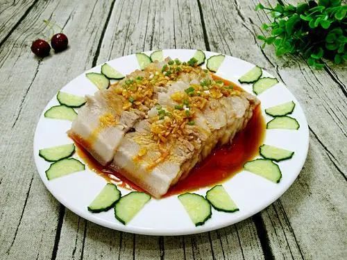 蒜泥白肉：是一道川菜菜系菜品，蒜味浓厚，肥而不腻，家常做法