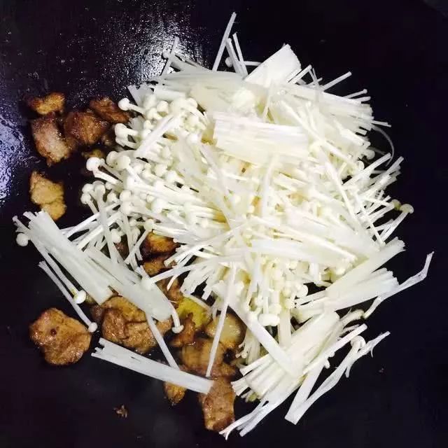 经典家常菜，香滑爽口的金针菇做法