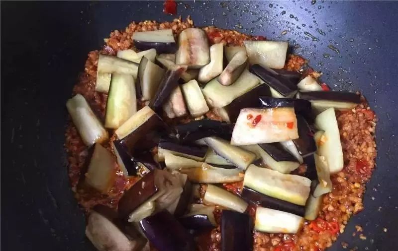 鱼香茄子：超好吃的下饭菜，绵软润香、鲜咸适口