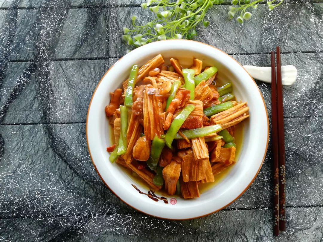 红烧腐竹，一道好吃又下饭的做法，特别简单