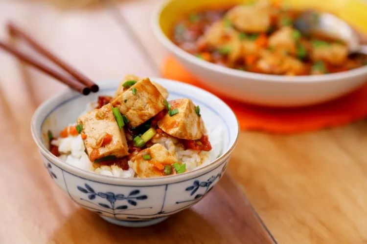 豆腐最好吃的做法，加它一炖，太入味了，孩子抢着吃
