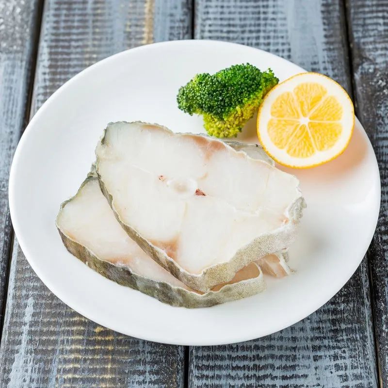 清蒸鳕鱼，做法简单，营养丰富，白细鲜嫩，肉味甘美