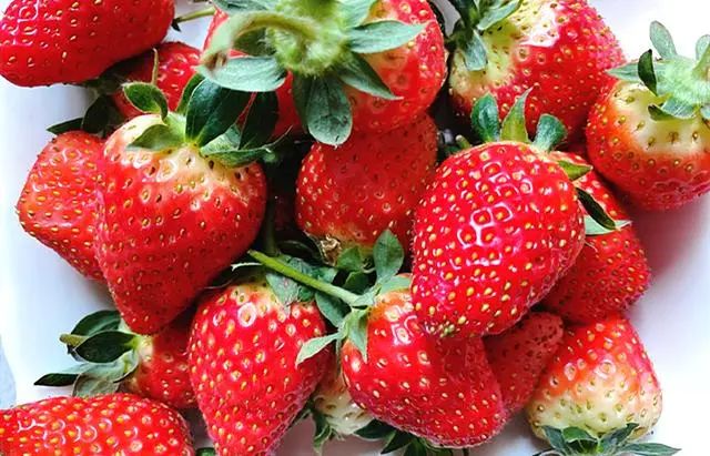 买草莓时，别只看大小，遇到这3种的，一律不要，不甜还没草莓味