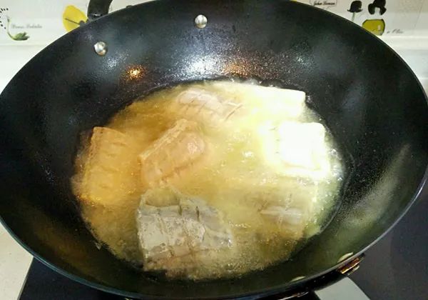 大厨教你做蒜香椒盐带鱼，看着就很有食欲！