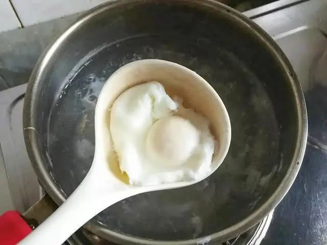 煮荷包蛋正确做法，不要直接下锅了，学会这3个技巧，个个滑嫩圆溜