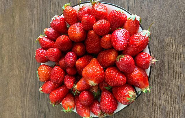 买草莓时，别只看大小，遇到这3种的，一律不要，不甜还没草莓味