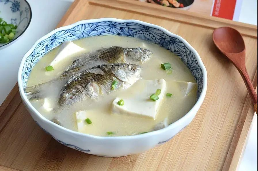 五月如何养生，教你做出一碗鲜掉眉毛的鲫鱼豆腐汤。