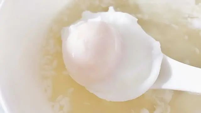 煮荷包蛋正确做法，不要直接下锅了，学会这3个技巧，个个滑嫩圆溜