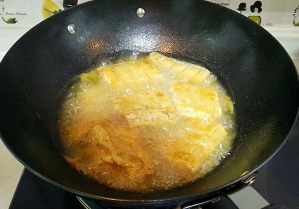 大厨教你做蒜香椒盐带鱼，看着就很有食欲！