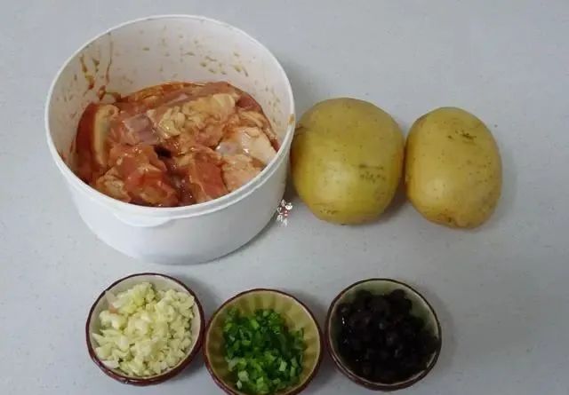 夏天多给家人吃这菜，1元一斤，上锅一蒸，营养不上火