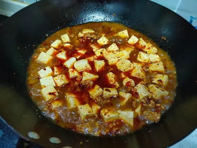教你麻婆豆腐的家常做法，色泽红亮、麻辣鲜香，米饭煮少了不够吃