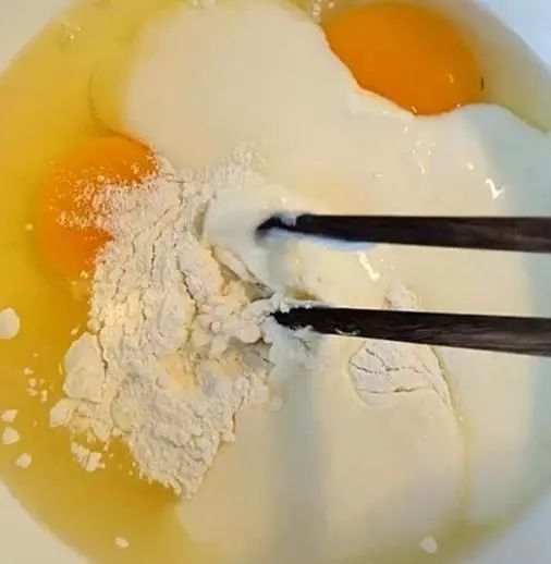 鸡蛋2个，酸奶1盒，做出香香的早餐饼