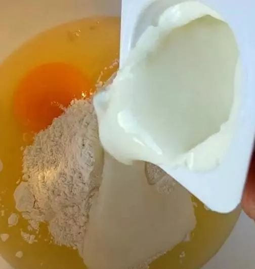 鸡蛋2个，酸奶1盒，做出香香的早餐饼