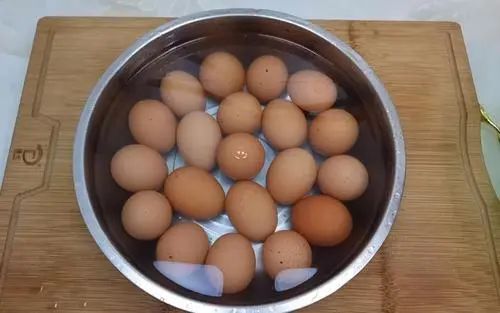 腌鸡蛋时，只会加盐可就错了，多加这2味料，鸡蛋个个流油起沙！