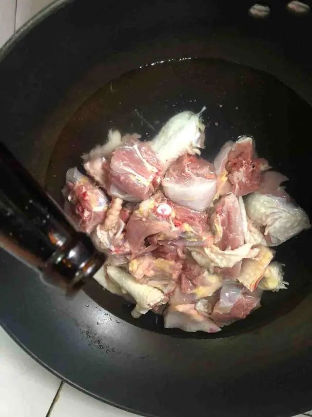 香菇土豆焖鸡：有菜有肉，全家吃得欢！
