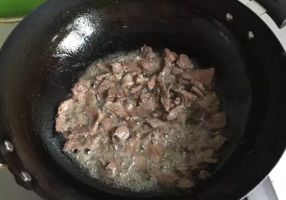 面条不煮不炒，和豆角牛肉一锅焖，不软不腻，能吃一大碗！
