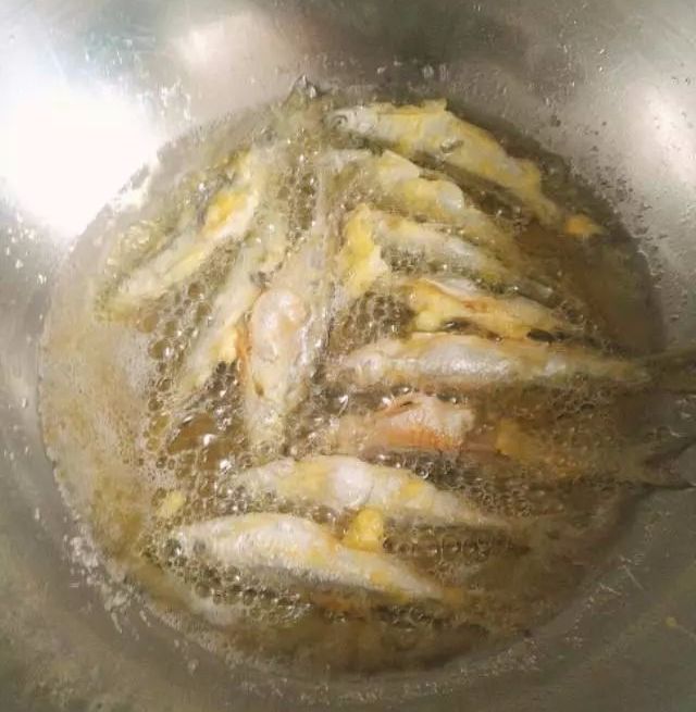 油炸小鱼，不仅金黄灿灿外酥里嫩，而且制作简单，省时省力！