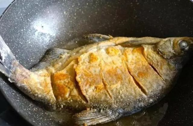 煎鱼在鱼身上抹点“它”，不粘锅不溅油，鱼皮还不破，不然亏大了