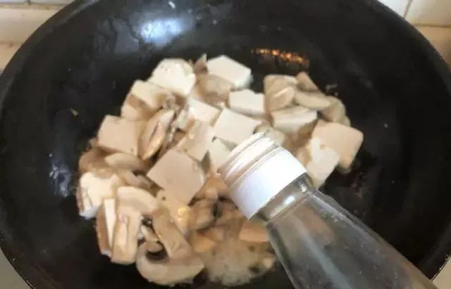 蘑菇肉丝烧豆腐，营养美味两不误！