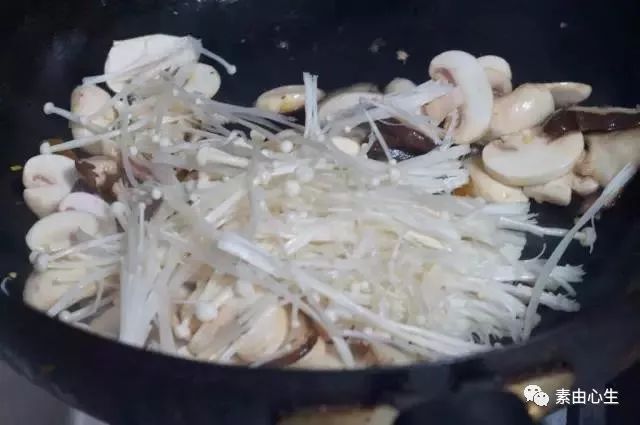 酸辣腐竹菌菇煲，营养健康又美味~
