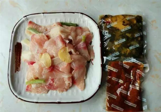 酸菜鱼家庭简单做法，没鱼刺，鱼片又滑又嫩，和餐馆做的一样好吃