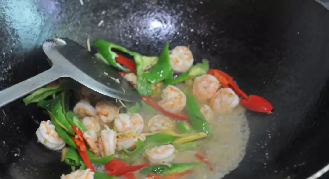 青红椒炒虾仁的美味做法，快来试试吧！