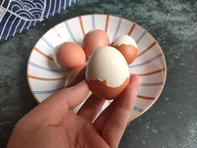 煮鸡蛋时，不要用清水煮，多加两种料，蛋壳一剥就掉，嫩滑又好吃