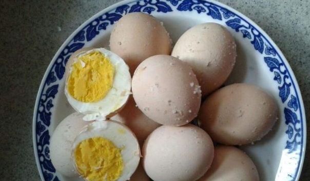 鸡蛋新吃法，把鸡蛋和盐放在锅里炒一炒，出锅后，全家都爱吃