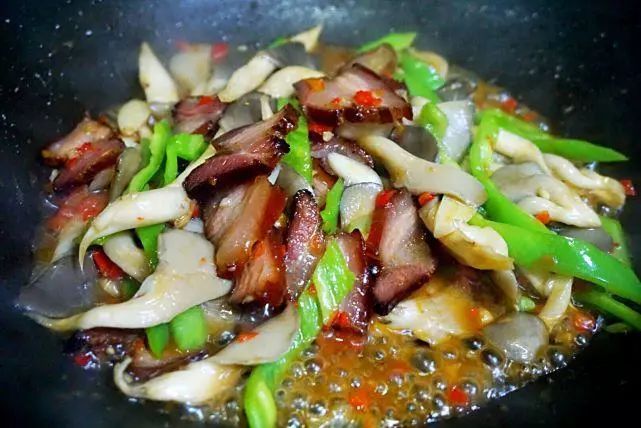 平菇尖椒炒腊肉，天冷的时候炒一盘，下饭又暖身！
