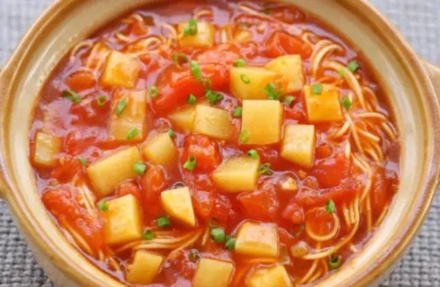 开胃酸爽的番茄土豆汤面，味道超香超浓郁