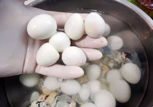 水煮蛋时，蛋壳难剥，学会这一招，连鹌鹑蛋都能“自动”脱壳