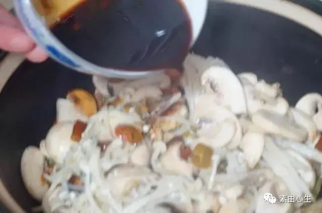 酸辣腐竹菌菇煲，营养健康又美味~