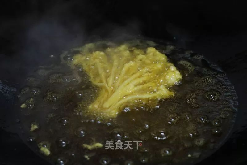 酥炸金针菇：金黄酥脆，口口掉渣，好吃极了