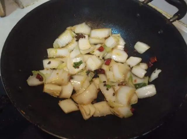 炒大白菜时，直接下锅就错了，牢记3个诀窍，白菜又脆又嫩还好吃
