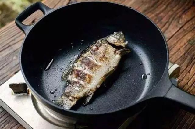 煎鱼在鱼身上抹点“它”，不粘锅不溅油，鱼皮还不破，不然亏大了