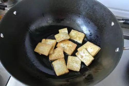 煎豆腐时，可不能直接下油锅，多加上这1步，豆腐不碎也不粘锅！