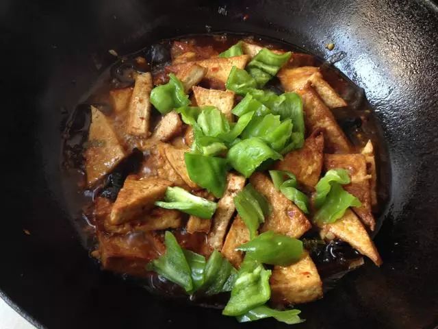 木耳 、青椒、豆腐、一起炒，居然比大鱼大肉还好吃！