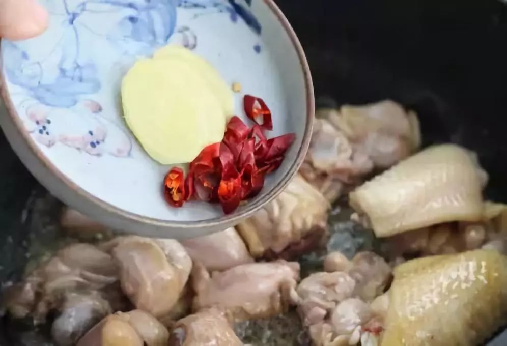 正宗的“黄焖鸡”的做法，在家也可以做出饭店的味道！