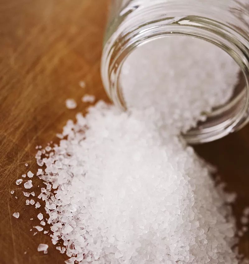 身体出现的5个迹象，提醒你盐吃太多了！