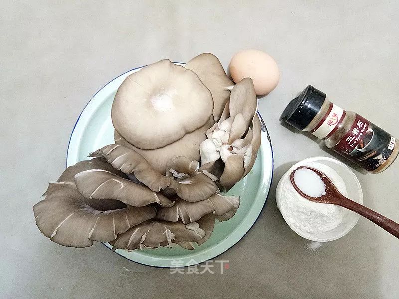 软炸平菇：外壳香酥焦脆，里面柔韧软嫩，越嚼越香