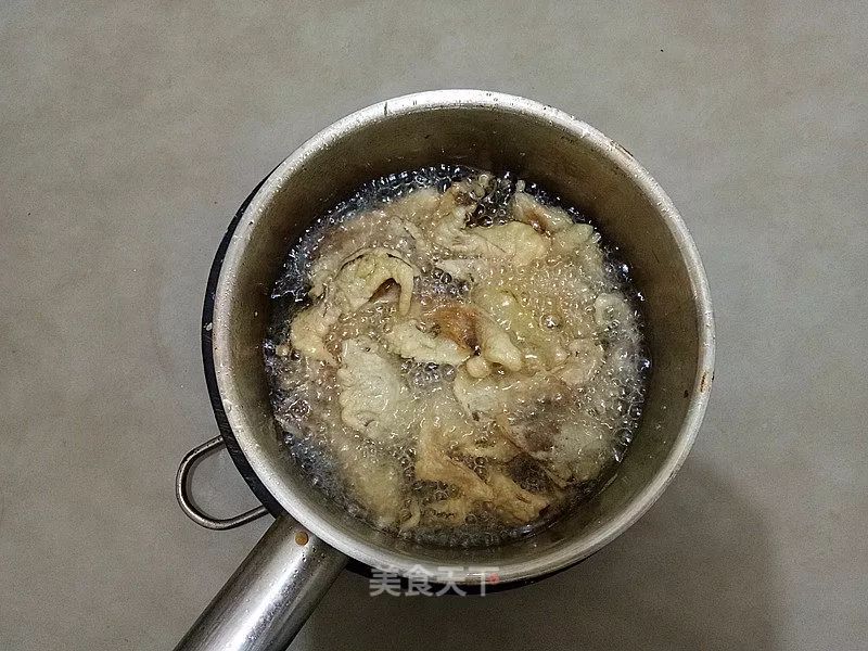 软炸平菇：外壳香酥焦脆，里面柔韧软嫩，越嚼越香
