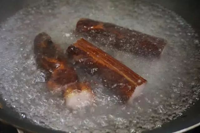 平菇尖椒炒腊肉，天冷的时候炒一盘，下饭又暖身！