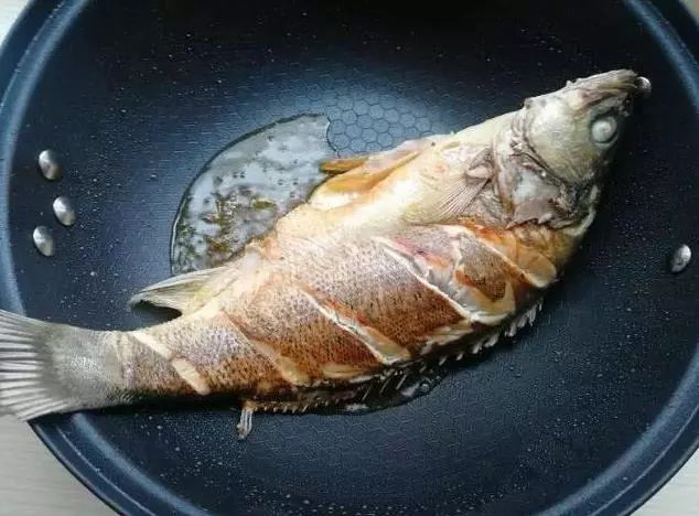 煎鱼时，可别直接下油锅，牢记这3招，鱼不破皮不粘锅，没腥味