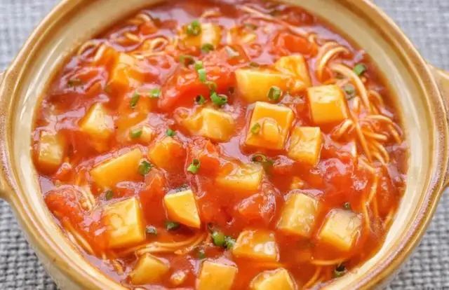 开胃酸爽的番茄土豆汤面，味道超香超浓郁