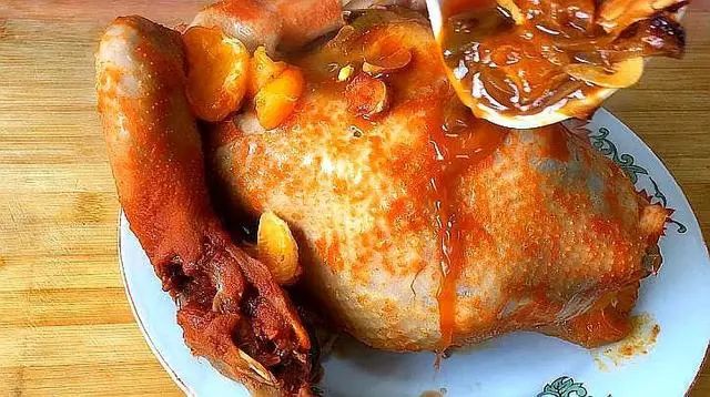 电饭煲焖鸡是我的拿手硬菜，做法简单味道足，年夜饭来一只，真香